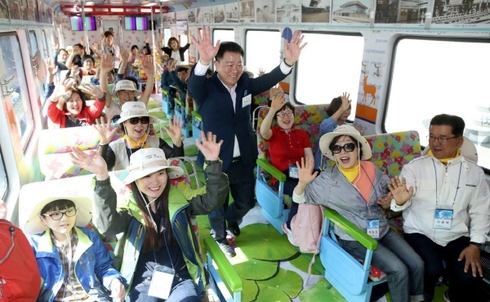 광명시가 지난 14일 KTX광명역의 남북평화철도 출발역 지정을 기원하는 DMZ 특별열차 기행 행사를 가졌다. / 사진제공=광명시