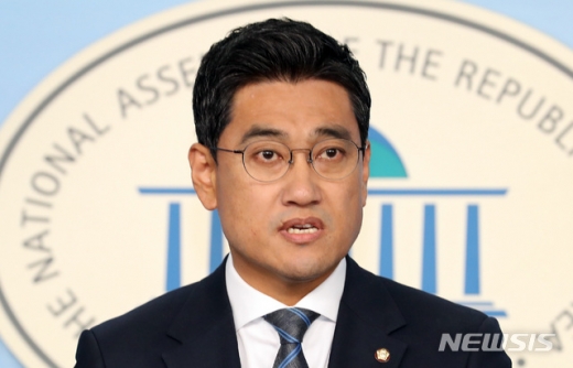 바른미래당 오신환 의원이 13일 서울 여의도 국회 정론관에서 기자회견을 갖고 원내대표 출마를 선언하고 있다. /사진=뉴시스