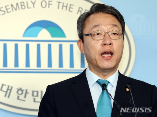 바른미래당 김성식 의원이 13일 오전 서울 여의도 국회 정론관에서 바른미래당 원내대표 출마선언 기자회견을 하고 있다. /사진=뉴시스