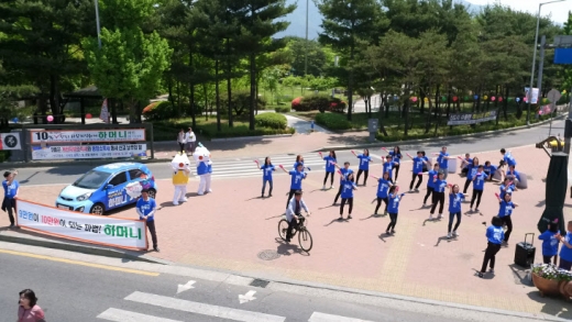 14일 하남시 공무원들의 직원들이 지역화폐 하머니 마케팅의 일환으로 칼군무 플래시몹을 하고있다. / 사진제공=하남시