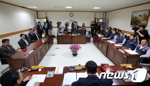 버스 총파업 예정일을 하루 앞둔 14일 오후 경기도 수원시 장안구 경기지방노동위원회에서 경기 버스업체 노사 관계자들이 2차 조정 회의에 참석하고 있다. /사진=뉴스1