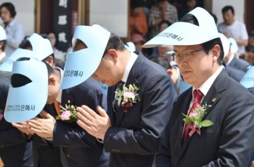 황교안 자유한국당 대표가 부처님오신날인 12일 오후 경북 영천시 청통면 대한불교조계종 10교구 본사 은해사에서 열린 봉축법요식에서 기도하고 있다. /사진=뉴시스