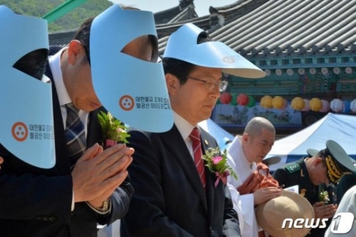황교안 자유한국당 대표가 부처님오신날인 12일 오후 경북 영천시 청통면 대한불교조계종 10교구 본사 은해사에서 열린 봉축법요식에서 기도하고 있다. /사진=뉴스1