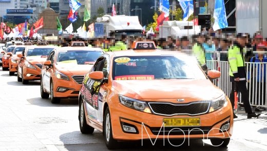 지난해 10월 전국 택시업계가 카카오모빌리티의 카풀 서비스를 반대하며 24시간 전면 파업에 돌입한 가운데 서울 광화문 광장에서 '생존권 사수 결의대회'가 열렸다. /사진=임한별 기자