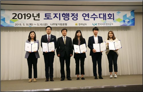 최근 전남도 주최로 나주시 빛가람호텔에서 '2019년 토지행정 연수대회'가 열린 가운데  무안군 송하얀 주무관(사진 왼쪽에서 4번째)이 최우수상을 수상했다./사진제공=무안군