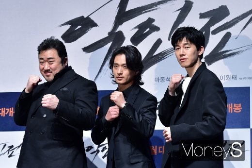 배우 마동석, 김성규, 김무열(왼쪽부터)이 9일 서울 강남구 압구정로에 위치한 CGV 압구정에서 열린 영화 '악인전(감독 이원태)' 제작보고회에 참석, 포토타임을 갖고 있다. /사진=임한별 기자