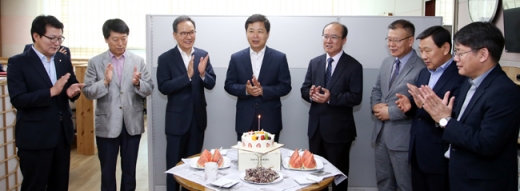 15일 스승의 날을 맞아 장석웅 전남도교육감(사진 왼쪽에서 4번째)이 일선 교사들에 감사의 뜻을 전하며 도 교육청 직원들과 스승의 날을 자축하고 있다./사진제공=도 교육청