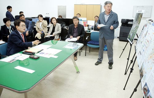 지난달 22일 도시재생 뉴딜사업, 농촌중심지활성화사업, 상권활성화사업, 골목경제 활성화사업, 중앙로특성화시장사업단이 모여 강진읍 주요 현안사업 공유를 위한 회의가 열린 가운데, 이승옥 강진군수가 부서간 서로 소통해 협업 체계를 구축해 나갈 것을 당부하고 있다./사진제공=강진군