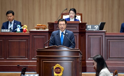 이용섭 광주광역시장이 지난 14일 광주시의회 4층 본회의장에서 열린 '2019년 상반기 시정질문'에 참석해 질의 내용에 대한 답변을 하고 있다./사진제공=광주광역시