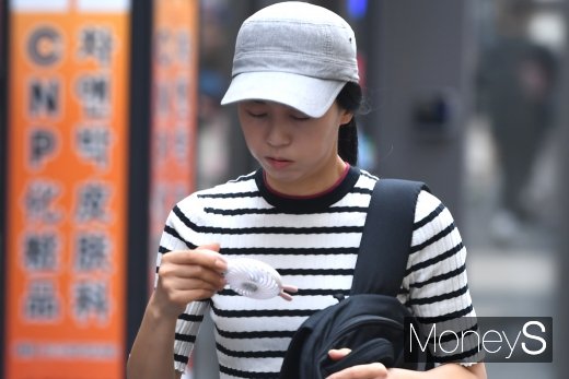 [머니S포토] '덥다 더워~'