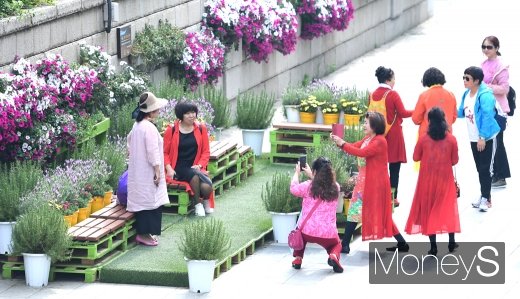 [머니S포토] 꽃보다 화려한 패션