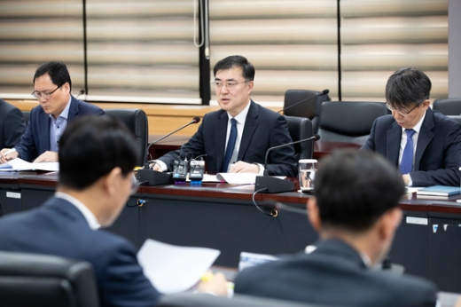 손병두 금융위원회 사무처장은 15일 정부서울청사 금융위원회에서 가계·개인 사업자 대출 건전성 점검회의를 열어 최근 가계대출 및 개인사업자대출 건전성 동향을 점검했다./사진=금융위원회