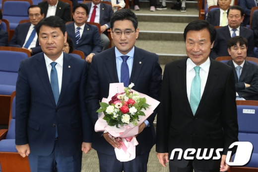 오신환 바른미래당 의원(가운데)이 15일 오전 서울 여의도 국회에서 열린 의원총회에서 원내대표로 선출 된 후 손학규 대표(오른쪽), 김관영 원내대표와 기념촬영을 하고 있다. /사진=뉴스1