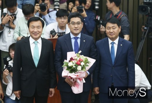 [머니S포토] 바른미래 오신환 원내대표 선임, 패스트트랙 4당 공조는?