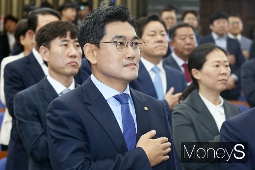 [머니S포토] 바른미래 새 원내대표에 배우 출신 오신환 의원 선출