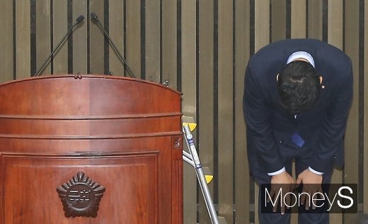 [머니S포토] 고개 숙여 인사하는 오신환 신임 원내대표