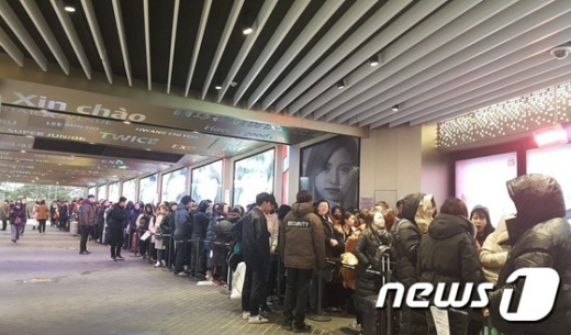 소공동 롯데면세점 오픈시간에 맞춰 중국보따리상들이 줄을 서 있는 모습./사진=뉴스1DB