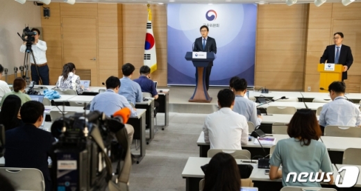 권대영 금융위원회 금융혁신기획단장이 15일 서울 종로구 정부서울청사 합동브리핑실에서 혁신금융서비스 주요내용을 설명하고 있다./사진=뉴스1
