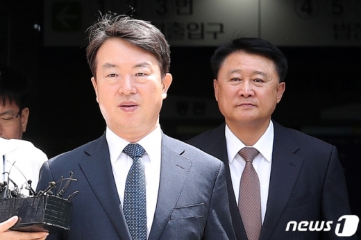 박근혜정부 시절 정보경찰을 동원해 불법적으로 선거 및 정치에 개입하고 정부 비판 세력을 사찰한 혐의를 받는 강신명(왼쪽), 이철성 전 경찰청장이 15일 오후 서울중앙지방법원에서 열린 구속 전 피의자심문(영장심사)을 마치고 호송차로 향하고 있다. /사진=뉴스1