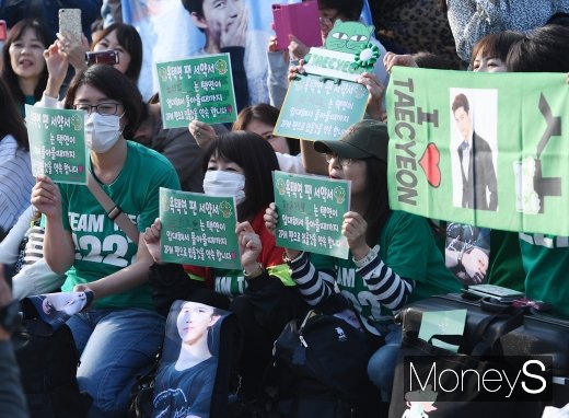 [머니S포토] 옥택연 전역 행사 기다리는 팬들