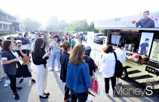 [머니S포토] 팬들을 위해 준비한 '옥택연 커피차'