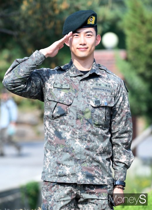 [머니S포토] 옥택연, 각잡힌 경례