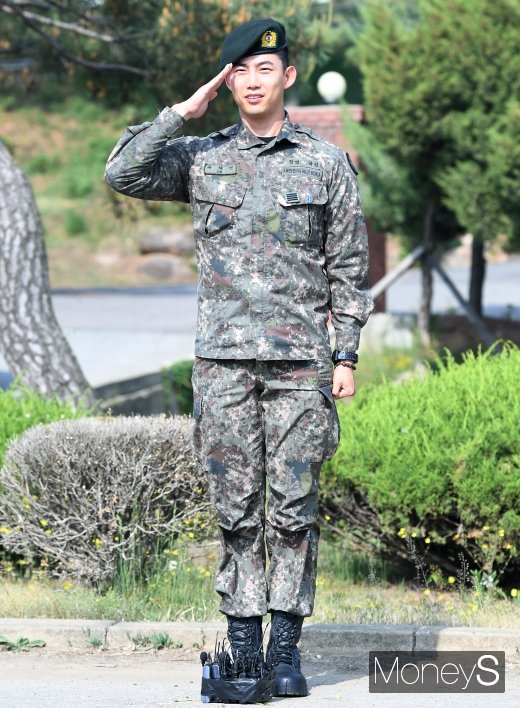 [머니S포토] 옥택연, 만기 전역 '늠름'