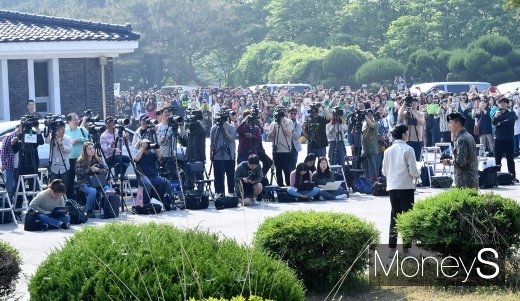 [머니S포토] '옥택연 전역 현장' 팬들과 취재진으로 가득