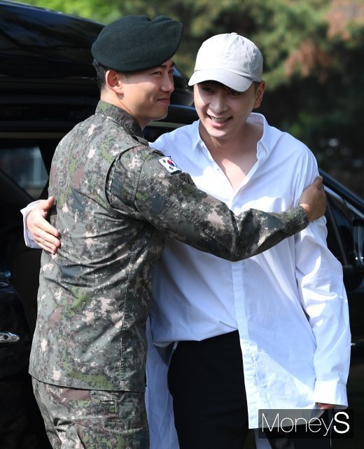 [머니S포토] 옥택연 '찬성과 뜨거운 포옹'