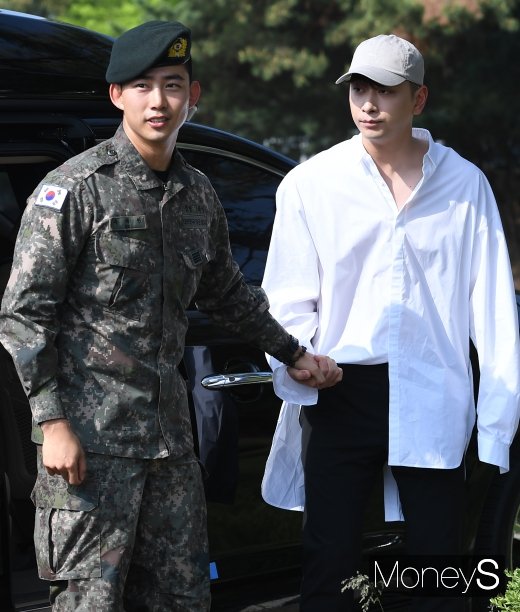 [머니S포토] 옥택연 전역 축하하러 온 찬성