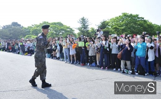 [머니S포토] 옥택연 '팬들에게 보내는 환한 미소'