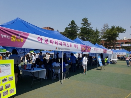 지난해 개최된 안성맞춤 진로박람회에서 학생들이 직업체험을 하고 있다. / 사진제공=안성시