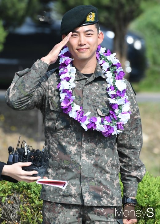 가수 겸 배우 옥택연이 16일 오전 경기도 고양시 일산동구 백마부대 앞에서 열린 전역 행사에 참석해 전역 신고를 하고 있다. /사진=장동규 기자