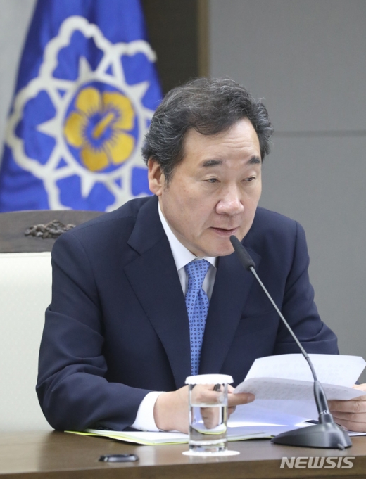 이낙연 국무총리가 16일 오전 정부세종청사에서 열린 국정현안점검조정회의에서 모두발언을 하고 있다.  이번 회의에서는 신산업 현장애로 규제혁신 추진방안과 여름철 자연재난(풍수해,폭염) 대책 등이 논의됐다. /사진=뉴시스