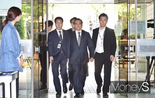 [머니S포토] 뇌물수수 혐의 김학의, 구속 기로에