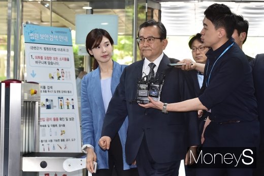 [머니S포토] 김학의, 포토라인 그대로 패싱