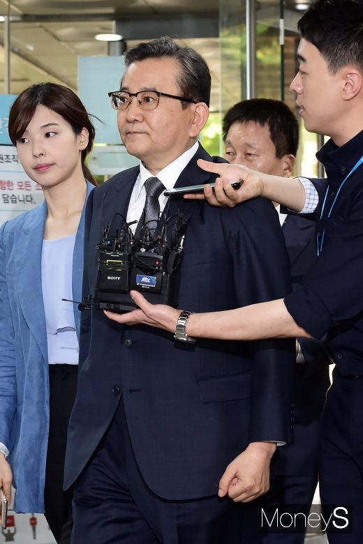 [머니S포토] 묵묵부답 김학의, 대답 대신 주먹 불끈