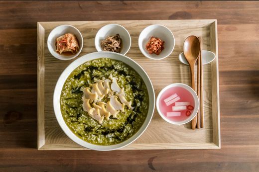 흑당, 트러플, 미역 등 다양한 검정 식재료 활용한 블랙푸드 건강에 인기