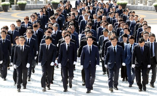 제39주년 5·18민주화운동 기념일을 앞둔 16일 오전, 김영록 전남도지사가 박병호 행정부지사와 윤병태 정무부지사, 간부공무원, 1980년 태생 도청직원 등 200여명과 국립5·18민주묘지를 합동 참배했다./사진제공=전남도