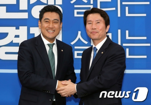 오신환 바른미래당 원내대표가 16일 서울 여의도 국회에서 이인영 더불어민주당 원내대표를 예방하고 있다. 오신환 원내대표는 이 자리에서 이인영 원내대표에게 '맥주 잘 사주는 형님이 되어 달라'고 말했다. /사진=뉴스1