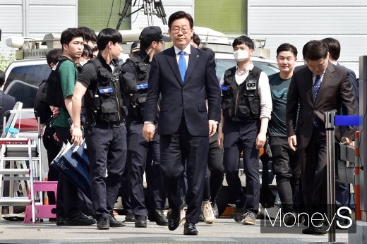 [머니S포토] 이재명 지사, 직권남용· 공직선거법 위반 혐의 관련 선고공판 출석