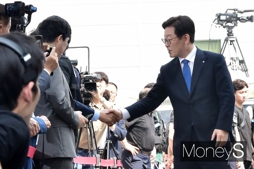 [머니S포토] 지지자와 악수 나누는 이재명