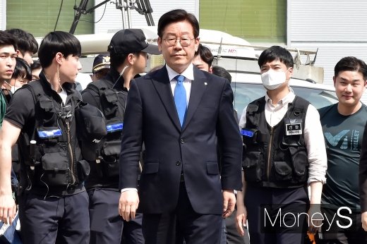 [머니S포토] 이재명 지사, 정치 명운 걸린 운명의 날