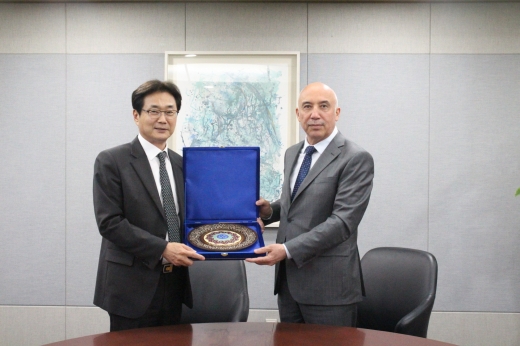 원희목 한국제약바이오협회장(왼쪽)과 사드마노프 알리셰르 우즈베키스탄 보건부 장관이 양해각서를 체결하고 기념 촬영을 하고 있다. /사진=제약바이오협회