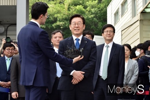 [머니S포토] 이재명, 모처럼 환한 미소 '무죄입니다'