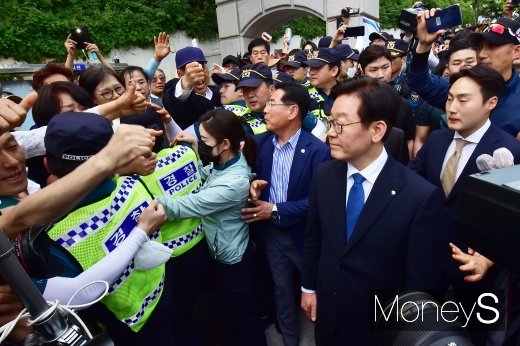 [머니S포토] 끝없는 지지자 함성, 지켜보는 이재명 지사