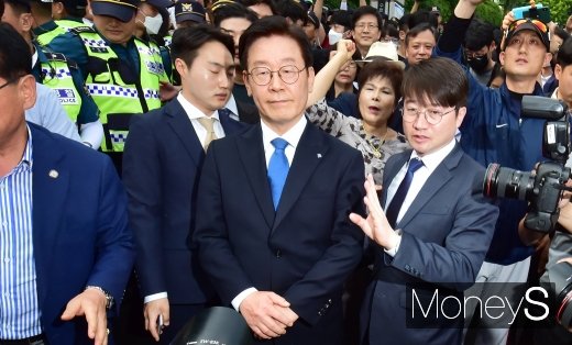 [머니S포토] 1심 법정 무죄, 이재명 손들어주다