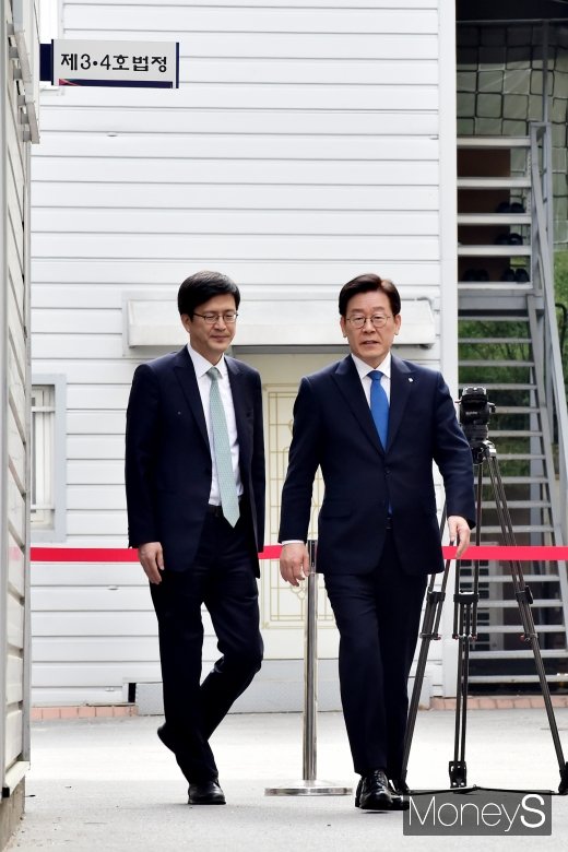 [머니S포토] 1심 무죄 이재명 지사, 가벼운 발걸음