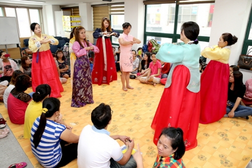 김해시는 외국인 근로자와 이주민에게 한국문화 체험 기회를 제공하고 있다. 지난해는 123명이 진례도자기마을 등을 견학했고 올해는 지난 12일 90여명이 양산 통도사를 견학했다./사진제공=김해시