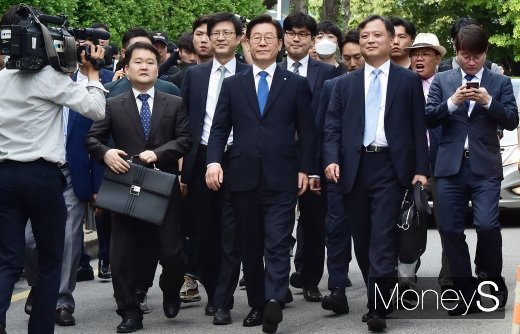 [머니S포토] 무죄 이재명, 위풍당당 발걸음